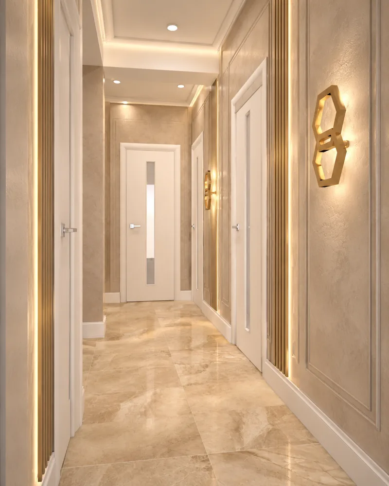 Coridor la etaj cu usi albe, pereti cu tencuiala in relief, aplica hexagonala din alama si benzi riflate luminate