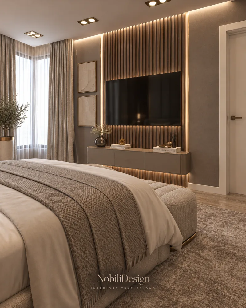 Peretele TV din dormitorul pentru oaspeti cu lamele din nuc riflat luminate, consola taupe, draperii din in si covor