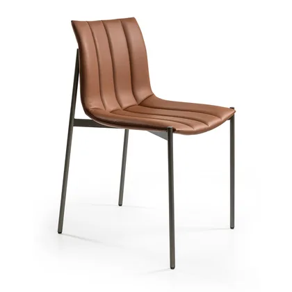 Scaun Jackie Cantori, de dining tapitat pe cadru din otel, cu sezut din lemn curbat si matlasare verticala, latime 54 cm